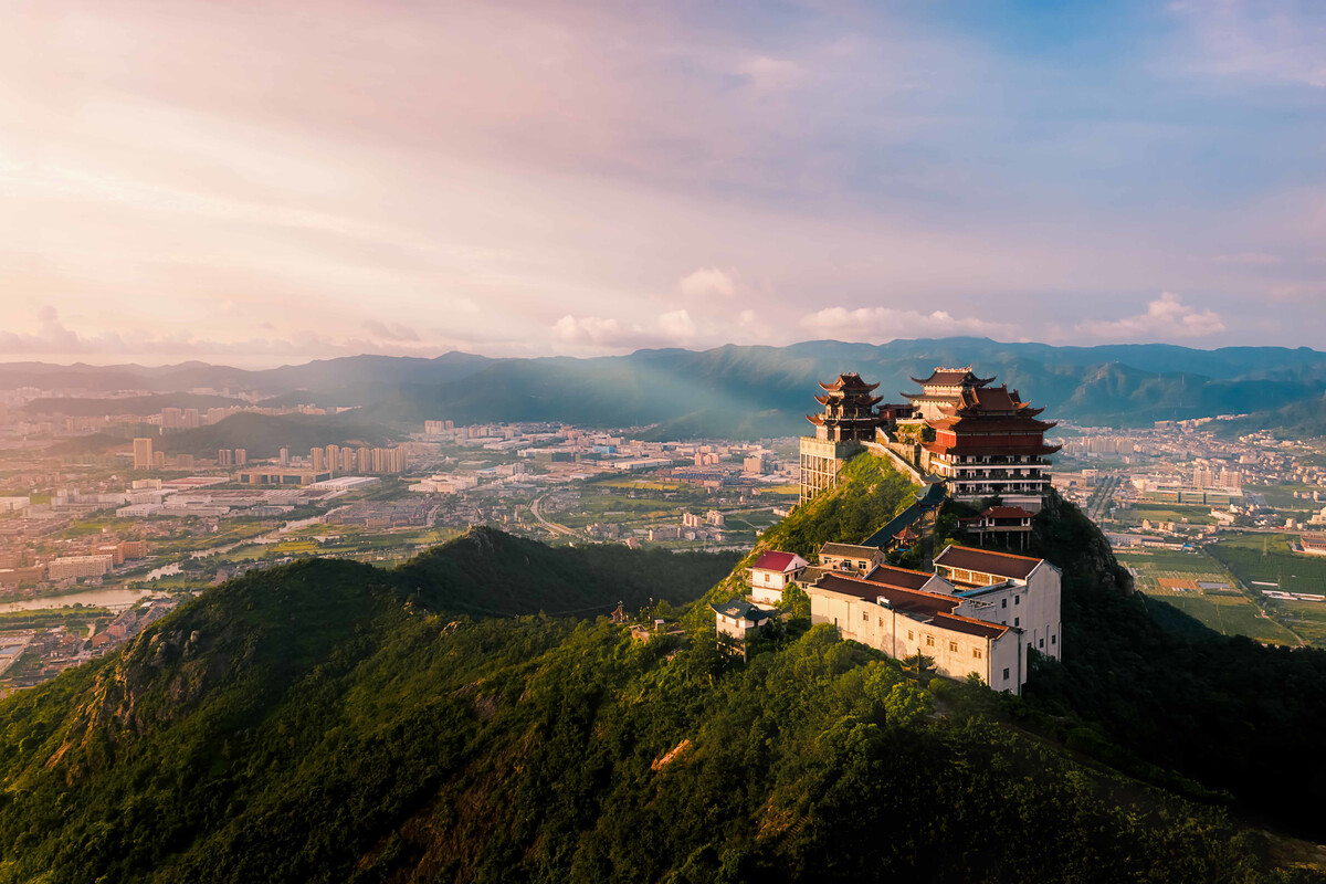 浙江臺州溫嶺市的樓旗尖,是當(dāng)?shù)氐貥?biāo)性建筑,被稱為小布達(dá)拉宮.當(dāng)天爬