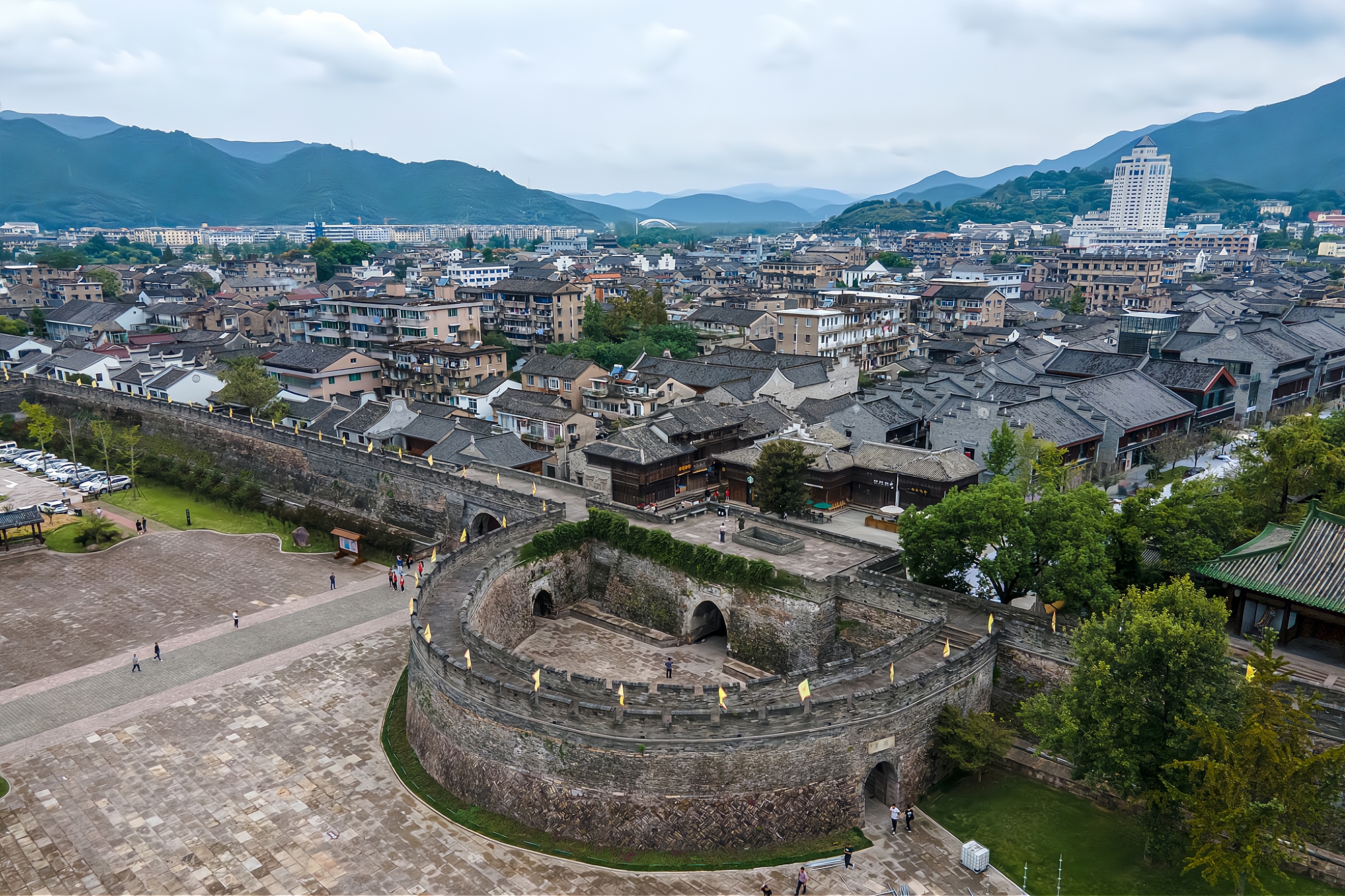 它是臨海第一古街,滿載了臺(tái)州府城千余年的古韻遺風(fēng),門(mén)票免費(fèi)